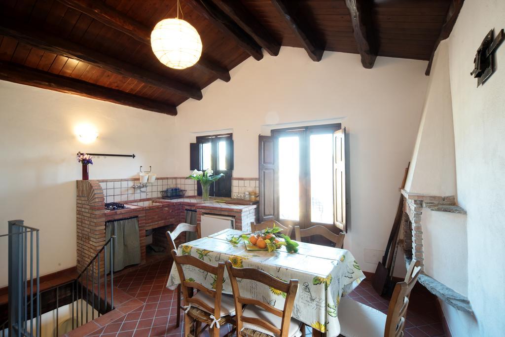 לטויאני The Clock Houses Borgo Gallodoro מראה חיצוני תמונה